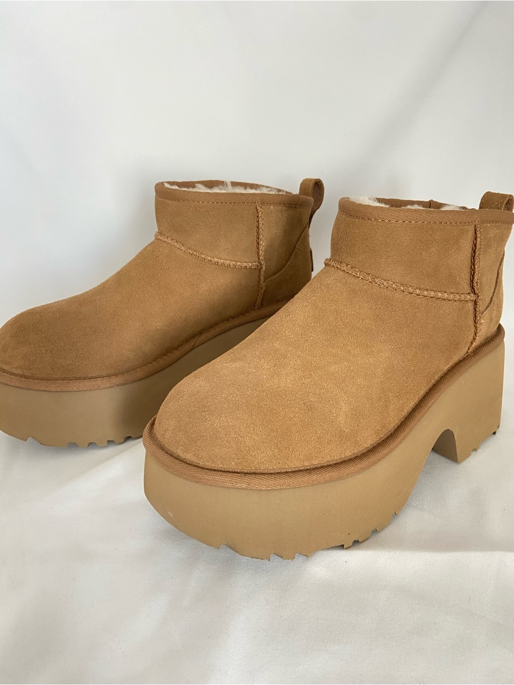 UGG Women's Classic Ultra Mini Platform Suede Booties in Chestnut Size 7 - Picture 3 of 9
